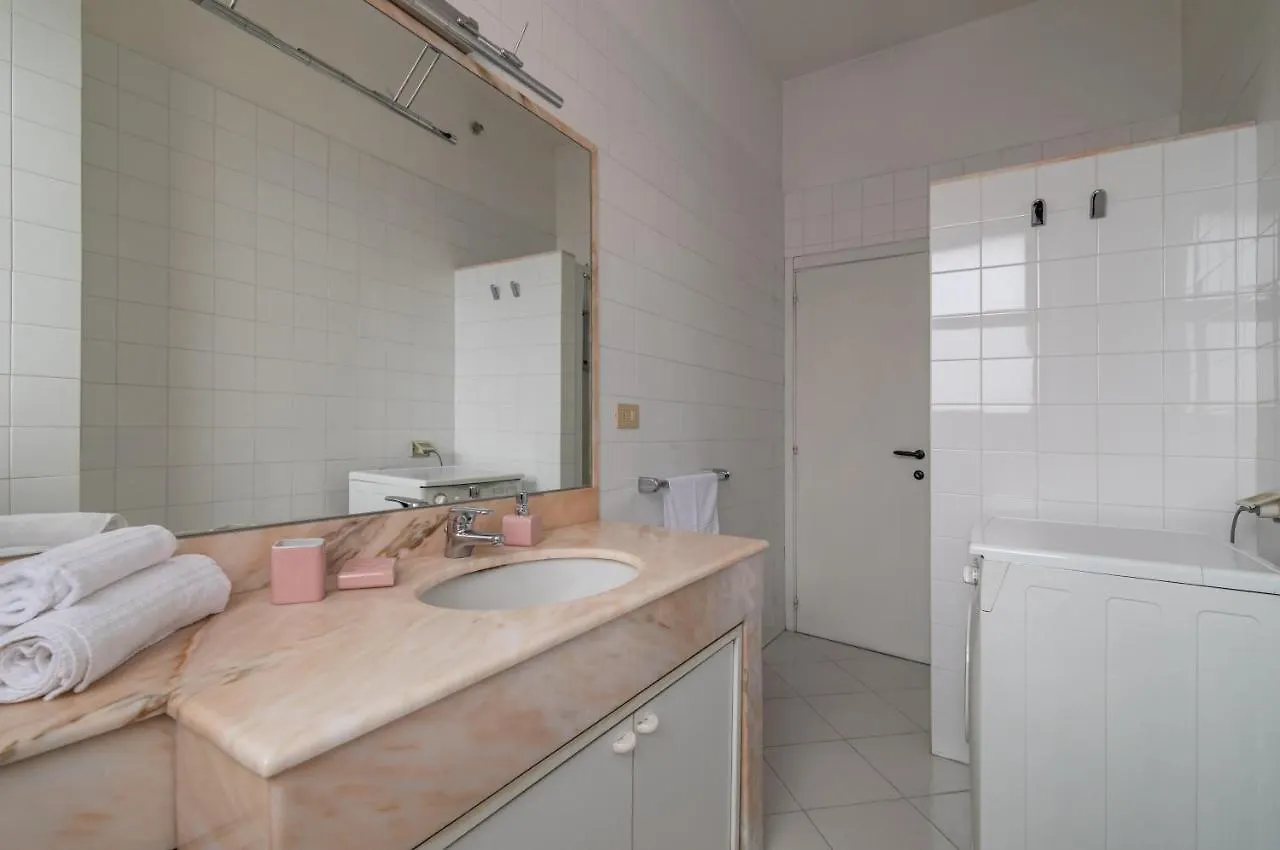 Appartamento Comfy Flat Steps Away From Siena Station! 0*,
